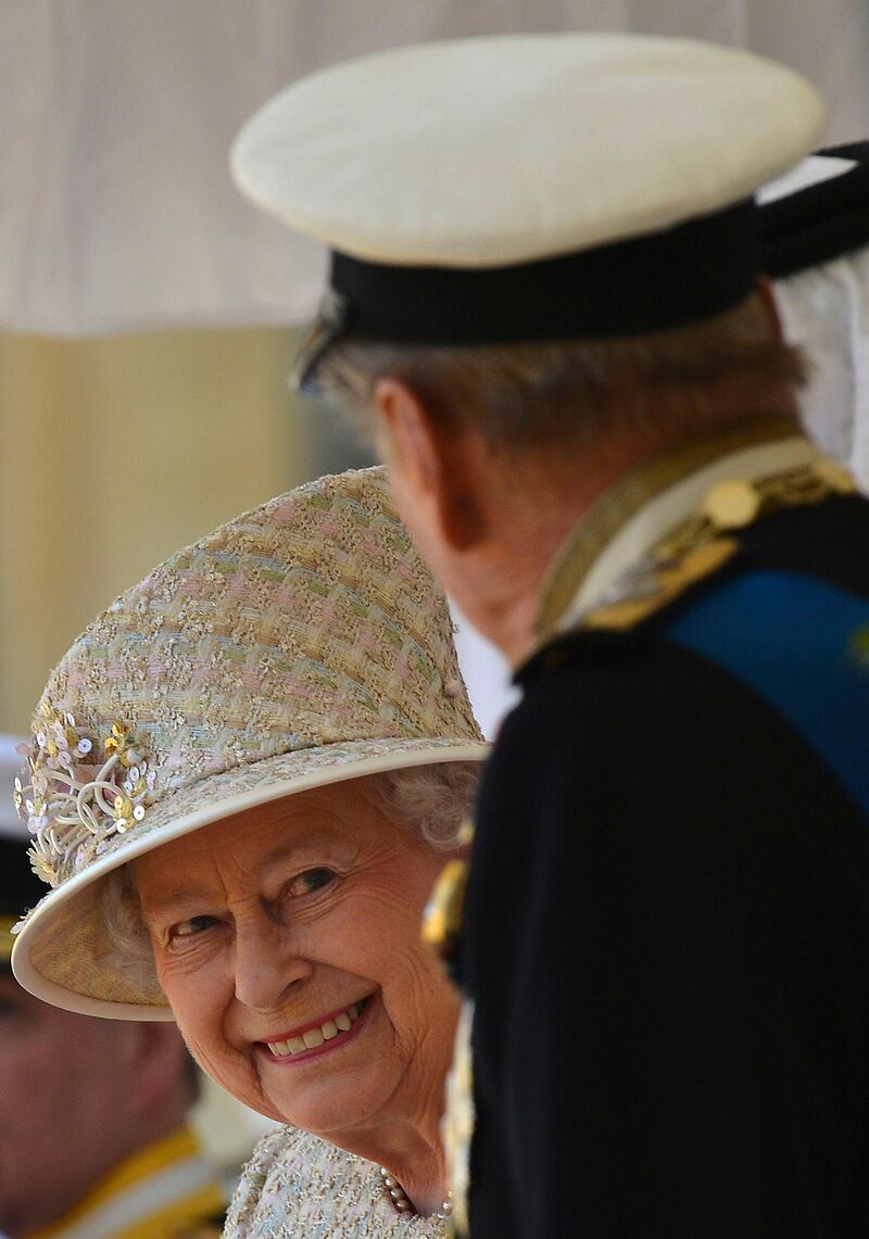 Britain's Queen Elizabeth II (L) smiles at Prince Philip, Duke of Edinburgh (R) during an official welcome for the state visit of Emirati President Sheikh Khalifa bin Zayed al-Nahayan in the grounds of Windsor Castle, Berkshire, west of London on April 30, 2013. Sheikh Khalifa officially began a State visit to Britain with a cermonial welcome in Windsor hosted by the Queen and the Duke of Edinburgh. AFP PHOTO / POOL / TOBY MELVILLE
 *** Local Caption ***  020326-01-08.jpg