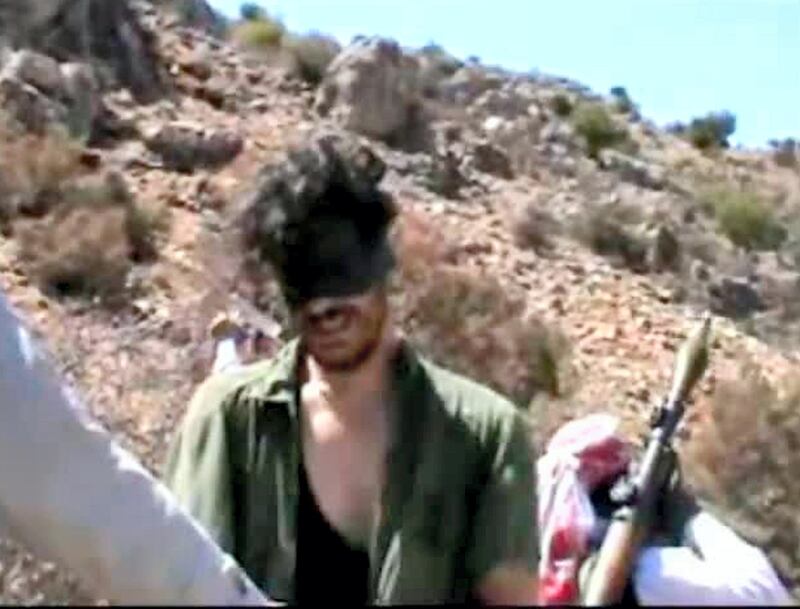 An image grab taken from a video on YouTube on October 1, 2012 shows American freelance journalist  Austin Tice, 31-years-old,  blindfolded with men believed to be his captors at an undisclosed location in Syria. AFP PHOTO/YOUTUBE == RESTRICTED TO EDITORIAL USE - MANDATORY CREDIT "AFP PHOTO / HO / YOUTUBE" - NO MARKETING NO ADVERTISING CAMPAIGNS - DISTRIBUTED AS A SERVICE TO CLIENTS - AFP IS USING PICTURES FROM ALTERNATIVE SOURCES AS IT WAS NOT AUTHORISED TO COVER THIS EVENT, THEREFORE IT IS NOT RESPONSIBLE FOR ANY DIGITAL ALTERATIONS TO THE PICTURE'S  == (Photo by - / YouTube / AFP)