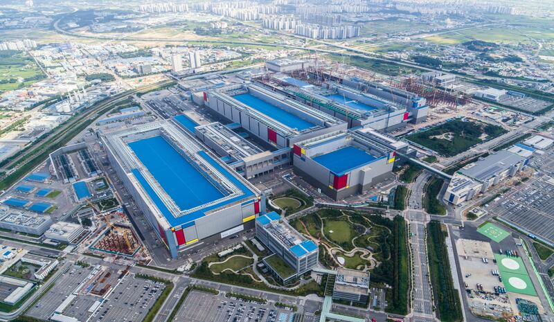 A view shows Samsung Electronics' chip production plant at Pyeongtaek, South Korea, in this handout picture obtained by Reuters on September 7, 2022.  Samsung Electronics/Handout via REUTERS    THIS IMAGE HAS BEEN SUPPLIED BY A THIRD PARTY