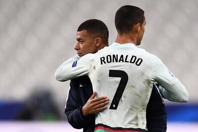Portugal's forward Ronaldo (R) embraces France's forward Kylian Mbappe at the end of the Nations League football match between France and Portugal, on October 11, 2020 at the Stade de France in Saint-Denis, outside Paris. / AFP / FRANCK FIFE
