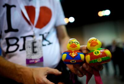 A man holds two toy ducks representing Warren Buffett, CEO and Berkshire Hathaway, and vice chairman Charlie Munger during the 2019 annual shareholders meeting in Omaha, Nebraska, May 3, 2019.   / AFP / Johannes EISELE
