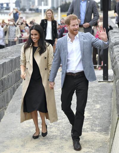 MELBOURNE, AUSTRALIA - OCTOBER 18:  Prince Harry, Duke of Sussex and Meghan, Duchess of Sussex meet volunteers and school children from the local BeachPatrol group on Melbourne Beach on October 18, 2018 in Melbourne, Australia. The Duke and Duchess of Sussex are on their official 16-day Autumn tour visiting cities in Australia, Fiji, Tonga and New Zealand.  (Photo by Karwai Tang/WireImage)