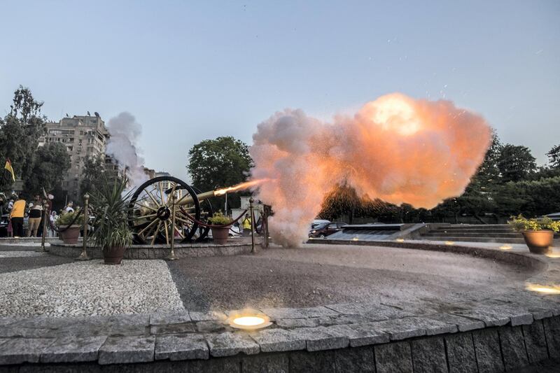 A Ramadan cannon is fired to mark the breaking of the fasting during the Muslim holy month of Ramadan at Giza district in the Egyptian capital Cairo on May 11, 2020. (Photo by Khaled DESOUKI / AFP)