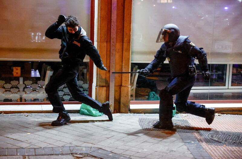 A Spanish riot police officer clashes with a demonstrator during a protest near Spain's Socialists Party (PSOE) headquarters, after Spain's socialists reached a deal with the Catalan separatist Junts party for government support, a pact which involves amnesties for people involved with Catalonia's failed 2017 independence bid, in Madrid, Spain November 9, 2023.  REUTERS / Susana Vera  REFILE - QUALITY REPEAT     TPX IMAGES OF THE DAY