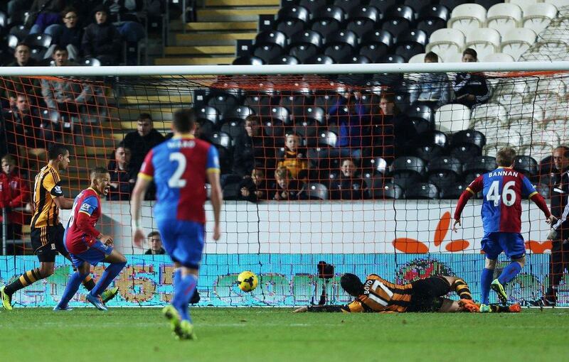 Crystal Palace's Barry Bannan, right, scores the lone goal of the game in a 1-0 win over Hull. Lynn Cameron / AP