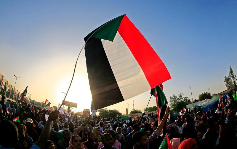 Sudanese demonstrators gather during a rally outside the army complex in the capital Khartoum on April 16, 2019. Sudanese protesters hardened their demand that the military men in power quickly step down and make way for civilian rule, refusing to budge from their sit-in outside army headquarters.
 / AFP / ASHRAF SHAZLY
