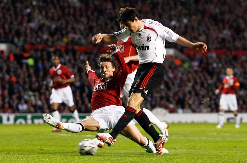 AC Milan's Brazilian midfielder Ricardo Kaka (R) scores despite the tackle of Manchester United's Argentinian defender Gabriel Heinze during their European Champions League semi final first leg football match at Old Trafford in Manchester, north west England, 24 April 2007. AFP PHOTO/ANDREW YATES (Photo by ANDREW YATES / AFP)