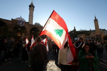 Protesters carry flags near the entrance leading to parliament building, in support of independent lawmakers who are staging a sit-in at parliament to pile pressure on dominant factions to elect a new president, in Beirut, Lebanon January 20, 2023.  REUTERS / Aziz Taher