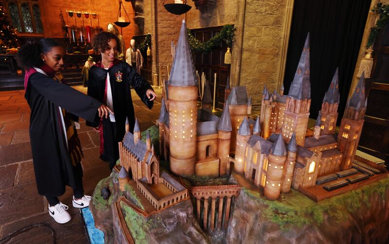 Cake artist Michelle Wibowo unveils a spectacular cake depicting Hogwarts Castle to celebrate the 20th anniversary of 'Harry Potter and the Philosopher’s Stone' at Warner Bros Studio Tour in London. All photos: PinPep