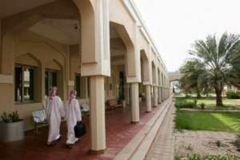 AL AIN. 21st September 2008.UAE UNIVERSITY. Students walk to a lecture at the United Arab Emirates University in Al Ain. Stephen Lock / The National. Words:Daniel Bardsley *** Local Caption ***  SL-provost-018.jpgSL-provost-018.jpg *** Local Caption ***  SL-provost-018.jpgSL-provost-018.jpg