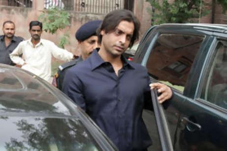 The Pakistani cricketer Shoaib Akhtar leaves the Pakistan Cricket Academy.