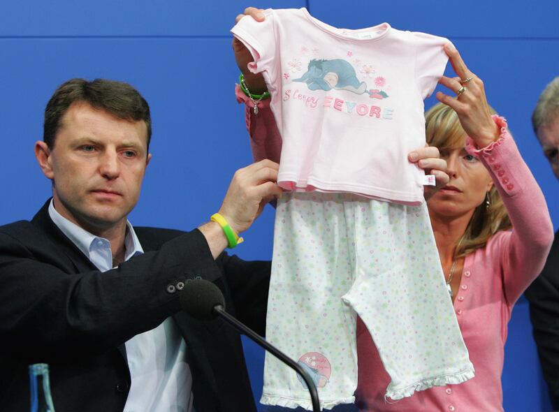 Kate and Gerry McCann hold an outfit, similar to the one Madeleine was wearing on the day she went missing, at a press conference in June 2007 in Berlin. 