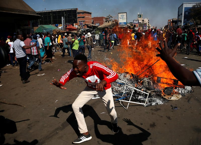 Supporters of the opposition Movement for Democratic Change party (MDC) of Nelson Chamisa react as they block a street in Harare, Zimbabwe, August 1, 2018. REUTERS/Siphiwe Sibeko