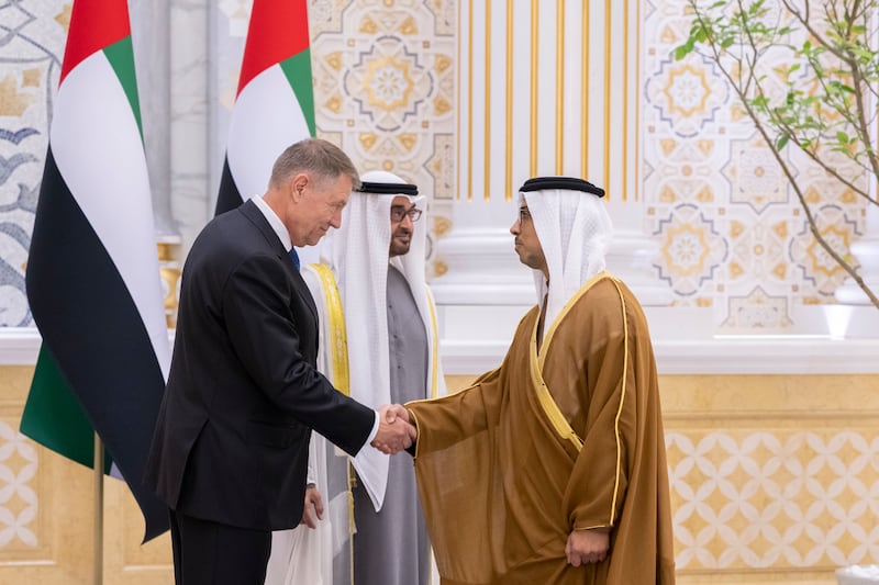  Sheikh Mansour bin Zayed, Deputy Prime Minister and Minister of the Presidential Court, greets President Iohannis. They are seen with the President. Mohamed Al Hammadi / UAE Presidential Court
