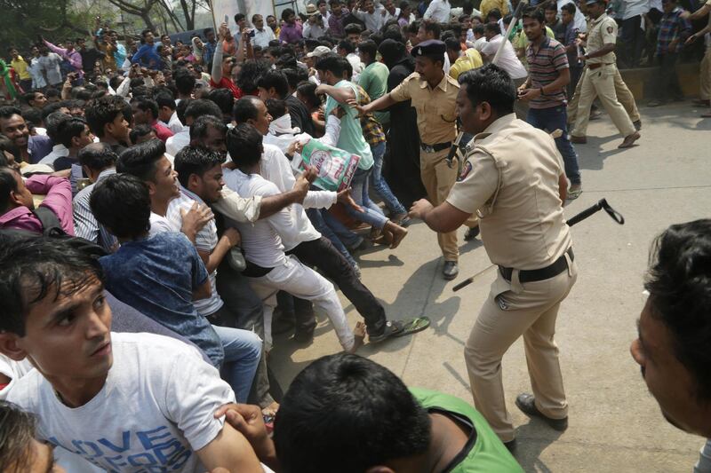 Indian police try to control mourners gathered in Mumbai.  Divyakant Solanki / EPA