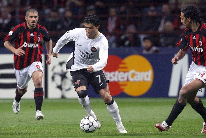 Manchester United's Portuguese forward Cristiano Ronaldo (C) is chased for the ball controlled by AC Milan's defender Alessandro Nesta (R) and midfielder Gennaro Gattuso (L) during the European Champions League second leg semi-final football match at Milan's San Siro Stadium, 02 May 2007. AFP PHOTO / ALBERTO PIZZOLI (Photo by ALBERTO PIZZOLI / AFP)
