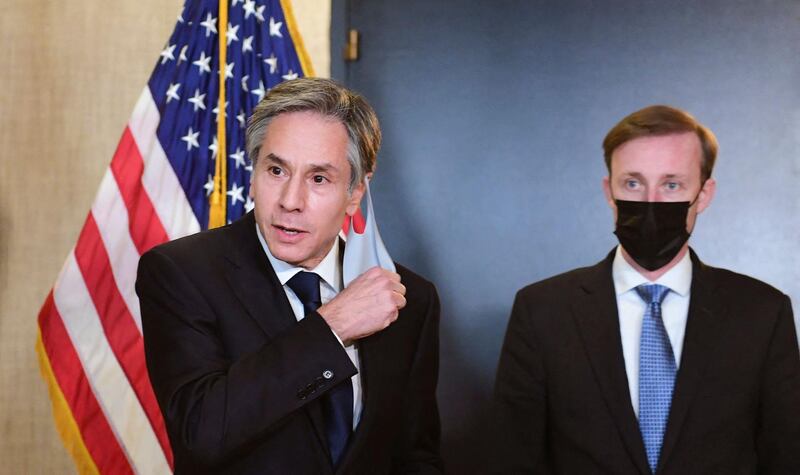 (FILES) In this file photo US Secretary of State Antony Blinken (L) takes off his mask before addressing the media beside National Security Advisor Jake Sullivan following the closed-door morning talks between the United States and China upon conclusion of their two-day meetings in Anchorage, Alaska on March 19, 2021.    Top security officials of the United States, Japan and South Korea will meet on April 2, 2021 to discuss next steps on North Korea as President Joe Biden completes a policy review. Jake Sullivan, Biden's national security adviser, will huddle with his counterparts from South Korea and Japan, Suh Hoon and Shigeru Kitamura, at the US Naval Academy in Annapolis, Maryland.
 / AFP / POOL / Frederic J. BROWN
