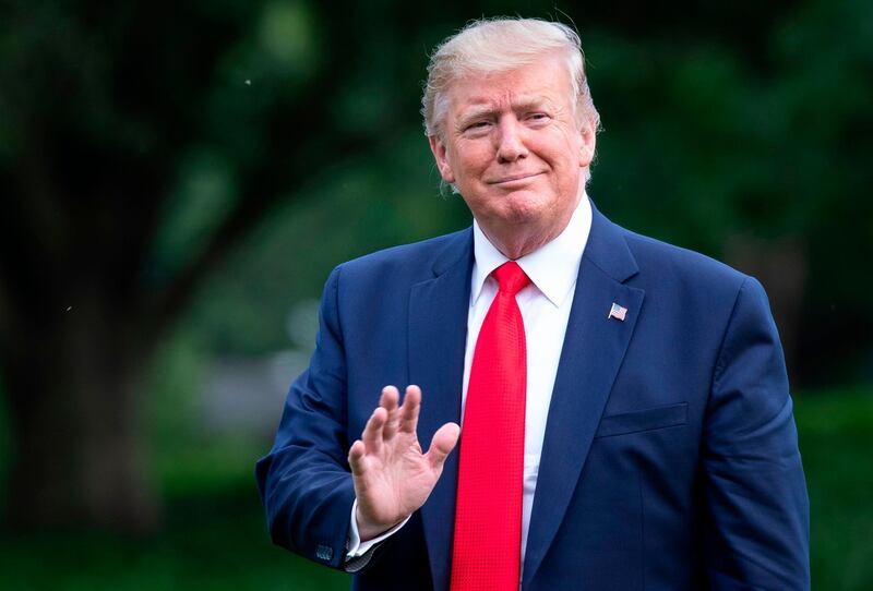 US President Donald Trump waves as he returns to the White House in Washington, DC on July 7, 2019. Trump is returning to Washington after spending the weekend at his Bedminster golf resort. / AFP / Alex Edelman
