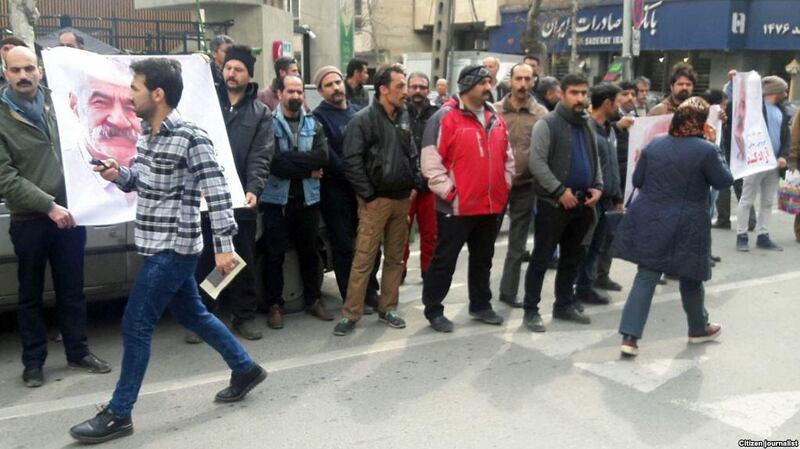 Sufi protesters gather outside a police station to challenge the arrest of a fellow Gonabadi. TWITTER