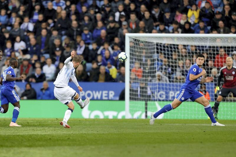 LEICESTER, ENGLAND - OCTOBER 06: Gylfi Sigurdsson of Everton scores a goal during the Premier League match between Leicester City and Everton FC at The King Power Stadium on October 6, 2018 in Leicester, United Kingdom. (Photo by Malcolm Couzens/Getty Images)