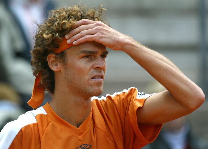 Brazilian player Gustavo Kuerten holds his head in disbelief after
missing a point during his match with Swiss Roger Federer at the
Hamburg Masters Tennis tournament May 17, 2002. Kuerten lost in three
sets 0-6 6-1 2-6. REUTERS/Christian Charisius

CHA/AA