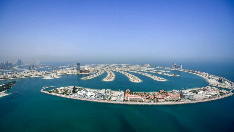 This picture taken on July 8, 2020 shows an aerial view of the man-made Palm Jumeirah archipelago off the Gulf emirate of Dubai, during a government-organised helicopter tour. - Dubai reopened its doors to international visitors on July 7 in the hope of reviving its tourism industry after a nearly four-month closure. (Photo by KARIM SAHIB / AFP)