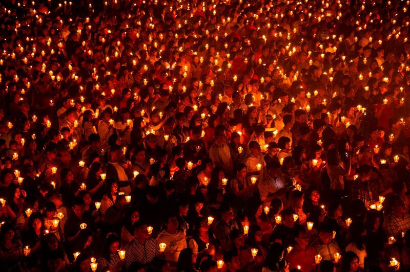 TOPSHOT - This picture taken on December 24, 2018 shows Indonesian Christians attending mass on Christmas Eve at a stadium in Surabaya, the country's second largest city. / AFP / Juni Kriswanto
