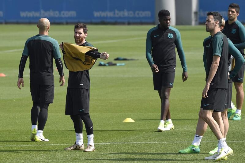 Barcelona's Lionel Messi puts his strip ahead of the team's training session. Lluis Gene / AFP