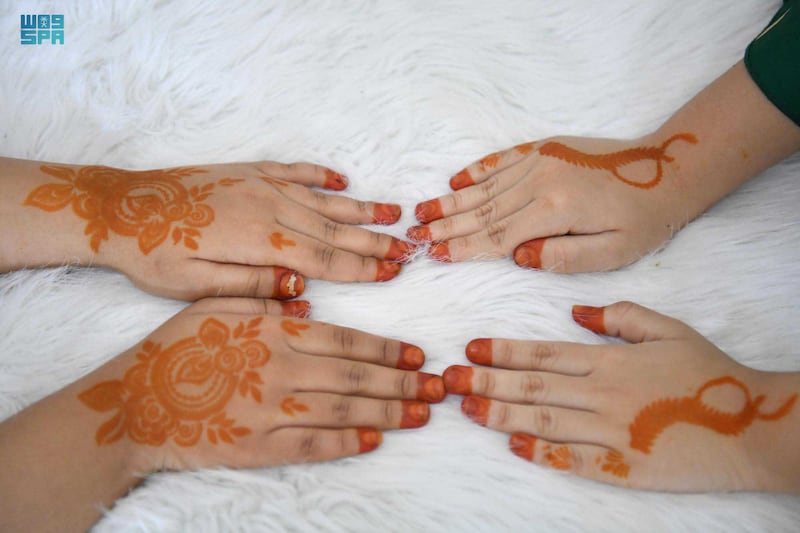 Women prepare for Eid Al Fitr with henna 