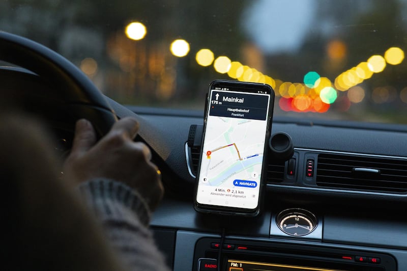 A dashboard-mounted smartphone displays a map of  the 'Mainhattan' financial district on the Uber Technologies Inc. app as an Uber X driver carries passengers in Frankfurt, Germany, on Friday, April 12, 2019. Uber's long-awaited roadshow for what is expected to be 2019's biggest U.S. IPO is expected to kick off on April 26. Photographer: Alex Kraus/Bloomberg
