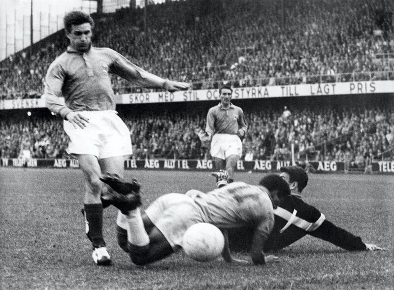 Brazilian Djalma Santos (C)  bumps into French goalkeeper Claude Abbes (R)  during the World Cup semifinal  football match between Brazil and France on June 24 1958 in Stockholm. Brazil beat France 5-2 to advance to the final. AFP PHOTO (Photo by STR / PRESSENS BILD / AFP)