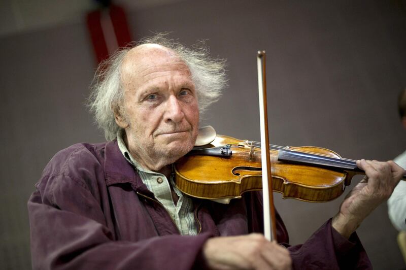 (FILES) In this file photograph taken on August 9, 2011, Israeli violonist Ivry Gitlis poses as he performs during a rehearsal with Una Stella Baroque musical ensemble in Marseille, southern France. World-renowned Israeli virtuoso violinist Ivry Gitlis died on December 24, 2020 in Paris at the age of 98, his family told AFP. / AFP / BERTRAND LANGLOIS

