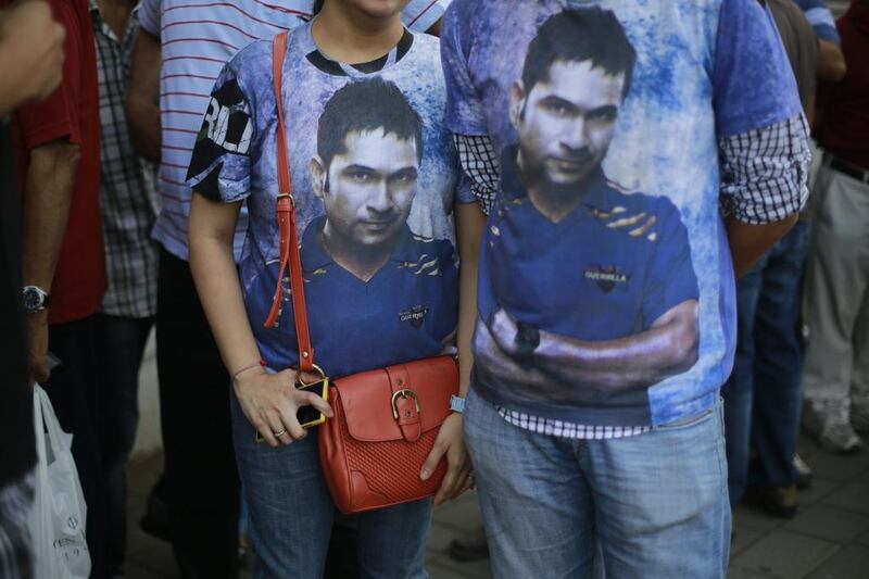 Supporters queued up in Mumbai wearing Sachin shirts. Rafiq Maqbool / AP