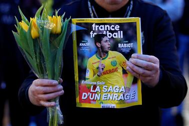 REFILE - ADDING RESTRICTIONS A man holds a sports magazine and yellow tulips as fans gather in Nantes' city center after news that newly-signed Cardiff City soccer player Emiliano Sala was missing after the light aircraft he was travelling in disappeared between France and England the previous evening, according to France's civil aviation authority, France, January 22, 2019. REUTERS/Stephane Mahe NO RESALES. NO ARCHIVES