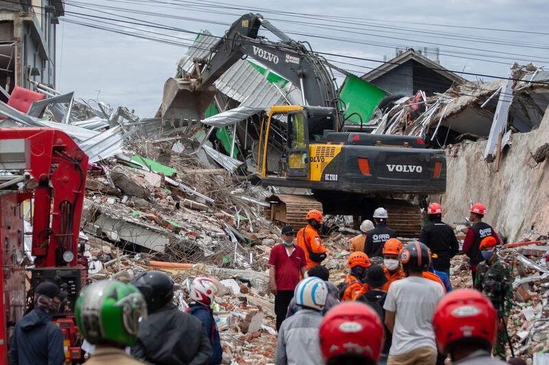 Members of Indonesia's National Search and Rescue Agency (BASARNAS) and volunteers search for survivors and victims under the rubble of a collapsed building in the aftermath of an earthquake in Mamuju, West Sulawesi, Indonesia, 16 January 2021. At least 42 people died and hundreds were injured after a 6.2 magnitude earthquake struck Sulawesi island on 15 January.  EPA