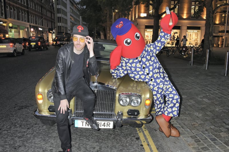 LONDON, ENGLAND - OCTOBER 02:  Artist Philip Colbert (L) arrives with a cigarette smoking lobster at a private view of "Philip Colbert: New Paintings" at The Saatchi Gallery on October 2, 2017 in London, England.  (Photo by David M. Benett/Dave Benett/Getty Images)