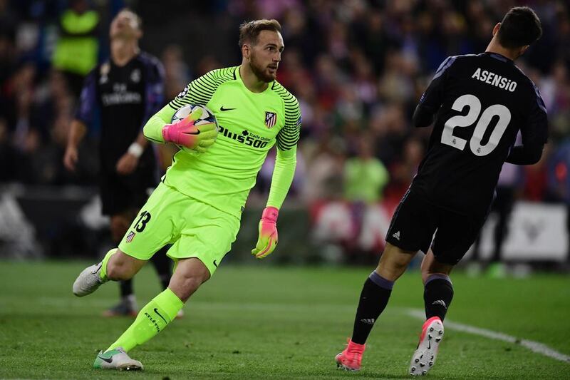 Atletico Madrid’s Jan Oblak, left, runs with the ball in his hands. Javier Soriano / AFP