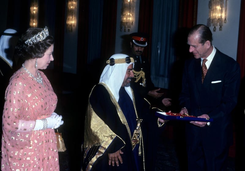 BAHRAIN, UNITED ARAB EMIRATES - FEBRUARY 9: Queen Elizabeth ll and Prince Philip, Duke of Edinburgh exchange gifts with the Amir of Bahrain during a visit to the Gulf States on February 9, 1979 in Bahrain, UAE. (Photo by Anwar Hussein/Getty Images) 