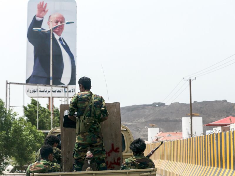 A picture taken on August 9, 2018 during a trip in Yemen organised by the UAE's National Media Council  (NMC) shows Yemeni fighters loyal to the Saudi and UAE-backed government patrolling a street in the country's second city of Aden. (Photo by KARIM SAHIB / AFP)