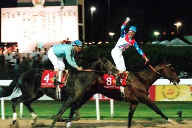 US jockey Jerry Bailey (R) riding "Cigar" celebrates on the finish line 27 March in Dubai after winning the Dubai World Cup.  Cigar, owned by Allen Paulson, trained by Bill Mott and ridden by Jerry Bailey, won the 4 million USD  World Cup. AFP PHOTO