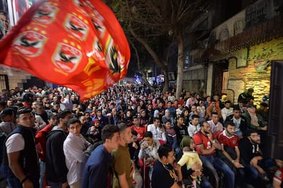 Egyptian Al-Ahly fans watch the CAF Champions League second leg final football match between Egypt's Al-Ahly and Tunisia's ES Tunis on street televisions in Cairo on November 9, 2018. / AFP / -
