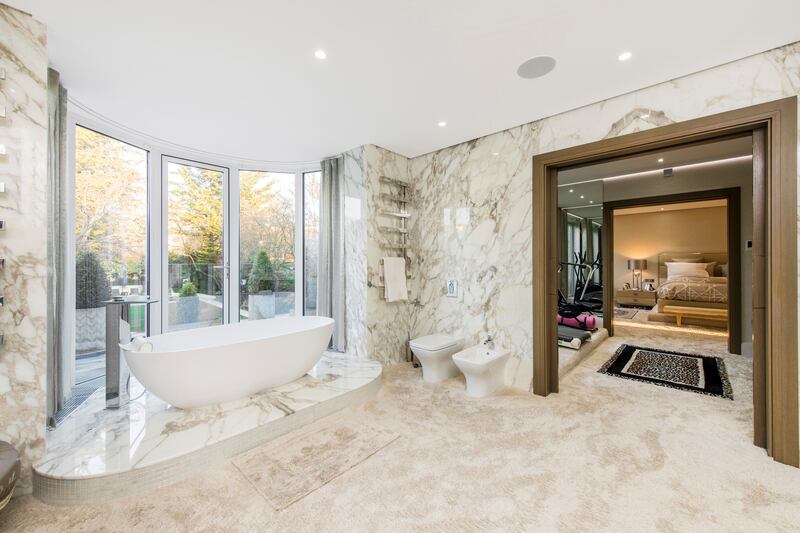 The bathroom with views of the garden.