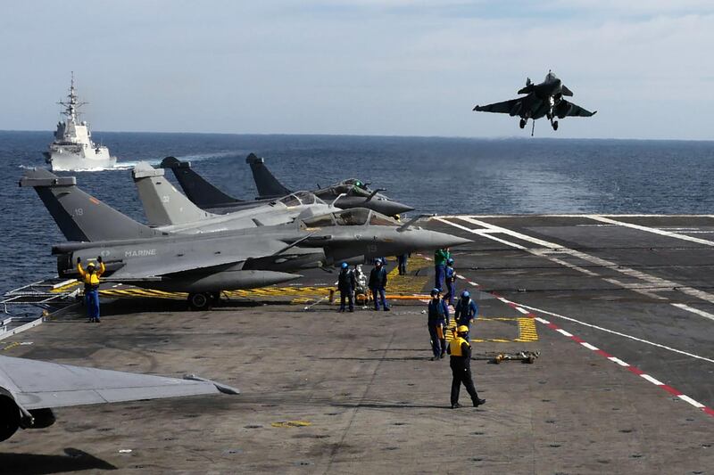 A French Rafale fighter jet Rafale lands on the "Charles de Gaulle" arcraft carrier on February 7, 2019 in the Mediterranean sea.  / AFP / VALERY HACHE
