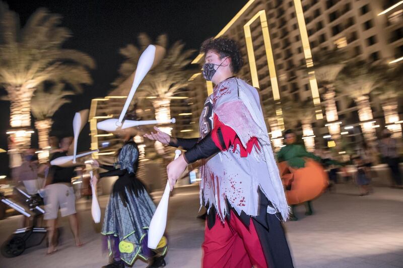 DUBAI UNITED ARAB EMIRATES. 29 OCTOBER 2020. Halloween performers dance and scare the visitors to the Town Square Halloween event. (Photo: Antonie Robertson/The National) Journalist: Sophie Prideaux. Section: Lifestyle.
