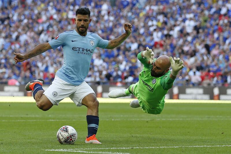 TOPSHOT - Manchester City's Argentinian striker Sergio Aguero (L) goes around Chelsea's Argentinian goalkeeper Willy Caballero but puts his shot wide during the English FA Community Shield football match between Chelsea and Manchester City at Wembley Stadium in north London on August 5, 2018. / AFP PHOTO / Ian KINGTON / NOT FOR MARKETING OR ADVERTISING USE / RESTRICTED TO EDITORIAL USE