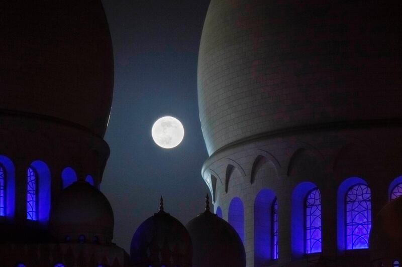 ABU DHABI, UNITED ARAB EMIRATES,  JUNE 23, 2013. The super moon rises over the Sheikh Zayed Mosque in Abu Dhabi. Image is an HDR. (ANTONIE ROBERTSON / The National) *** Local Caption ***  AR_2306_Super_Moon-5.jpg