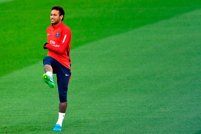 Paris Saint-Germain's Brazilian forward Neymar teakes part in a training session in Saint-Germain-en-Laye, on October 25, 2017.  / AFP PHOTO / BERTRAND GUAY