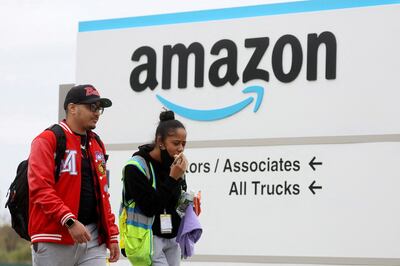 FILE PHOTO: Amazon workers walk outside Amazon?s LDJ5 sortation center, New York.  REUTERS/Brendan McDermid.  / File Photo