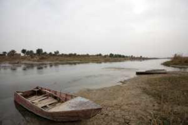 Abandoned fishing boat on the Tigris River near Aziziyah island, 60 km south east of Baghdad, 7th February 2009. Water levels in the  Tigris River are running increasingly low a situation that is set to worsen if a huge damming project upstream in Turkey goes ahead. *** Local Caption ***  Abandoned fishing boat 2.jpg