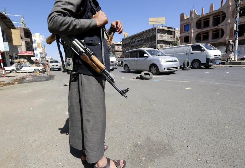 epa06363092 Houthi fighters man a checkpoint amid clashes between the Houthis and forces loyal to former Yemeni president Ali Abdullah Saleh, in Sanaa, Yemen, 02 December 2017. According to reports, at least 40 people died, including civilians, and dozens were wounded in the last few hours in Sanaa in the fighting between Houthi rebels and their allies, the forces loyal to former Yemeni president Ali Abdullah Saleh.  EPA/YAHYA ARHAB